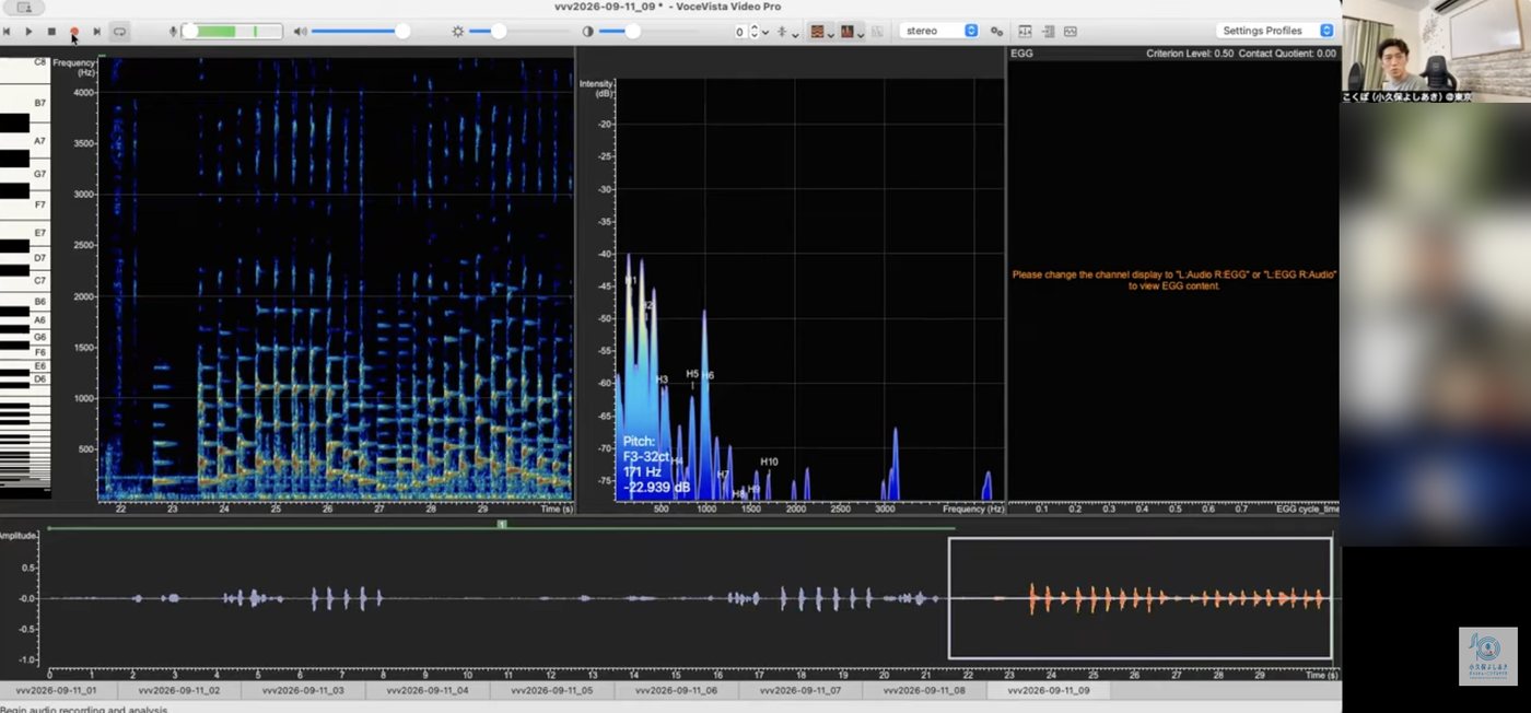 講義の様子。音響解析ソフトの画面を見ながら解説している